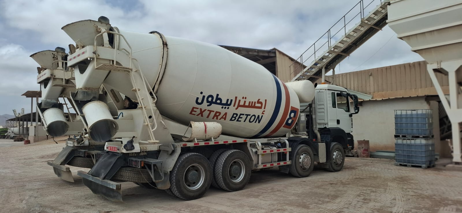 Camions toupies EXTRA BETON à la centrale