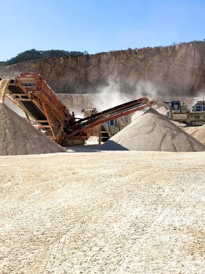 Carrière EXTRA BETON sur la N15 à Nador — concassage et stocks de granulats